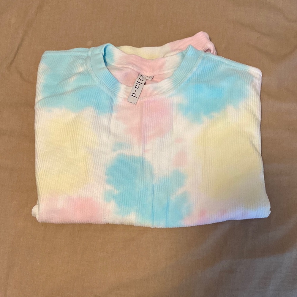 Long sleeve crew neck. Tie dye.